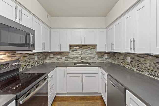 MODERN KITCHEN - Huntington Square