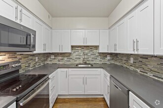 MODERN KITCHEN - Huntington Square