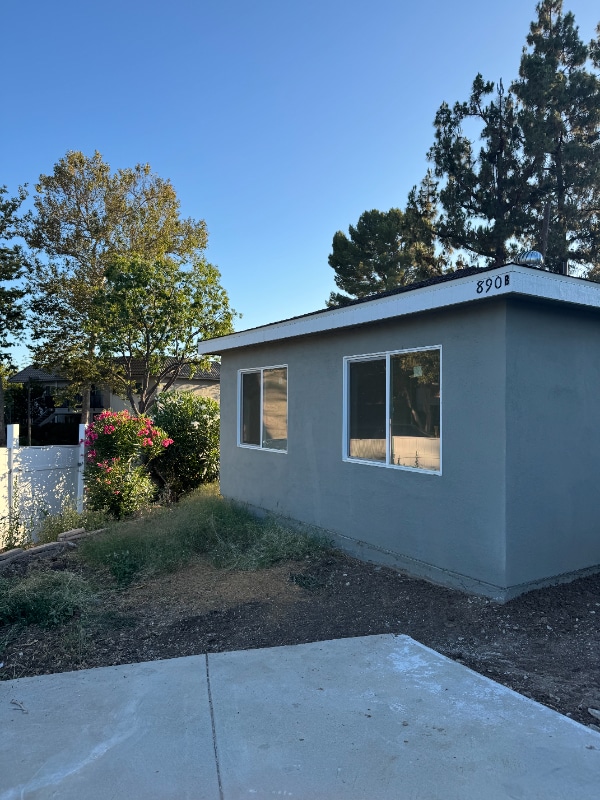 Building Photo - 890 E Avenida De Los Arboles