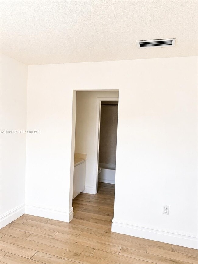 Foto del edificio - 8851 NW 119th St