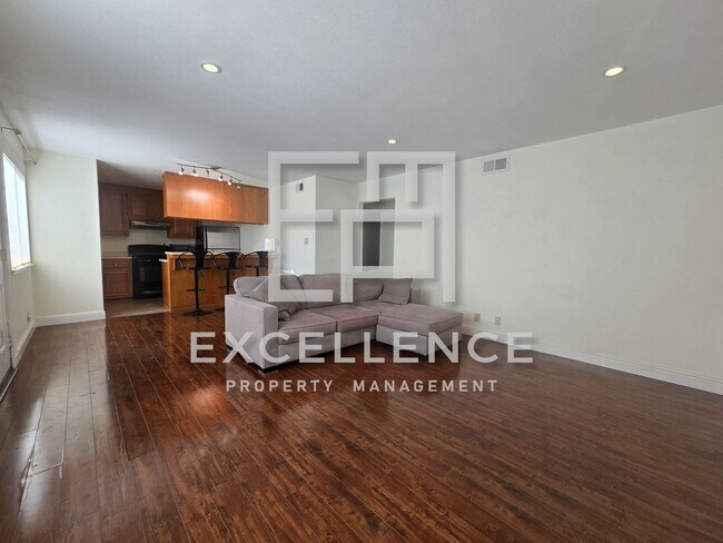 Foto del edificio - 2/1 With Updated Kitchen, Carport, Storage, Pool