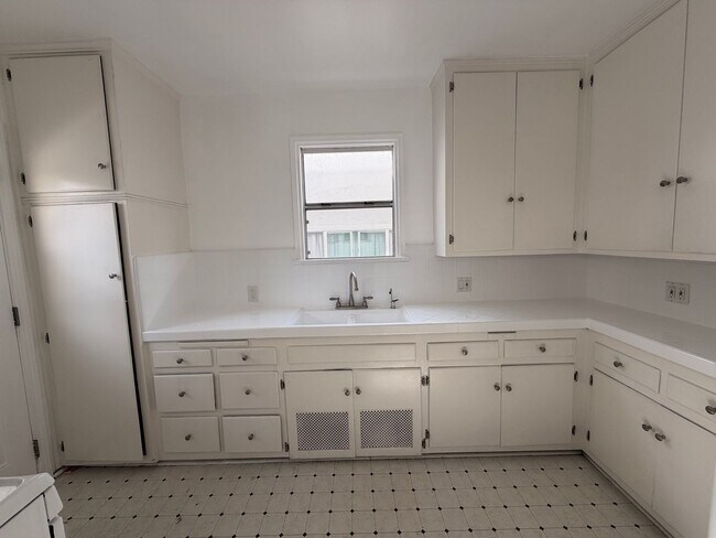 Foto del edificio - 820 N Edinburgh Ave