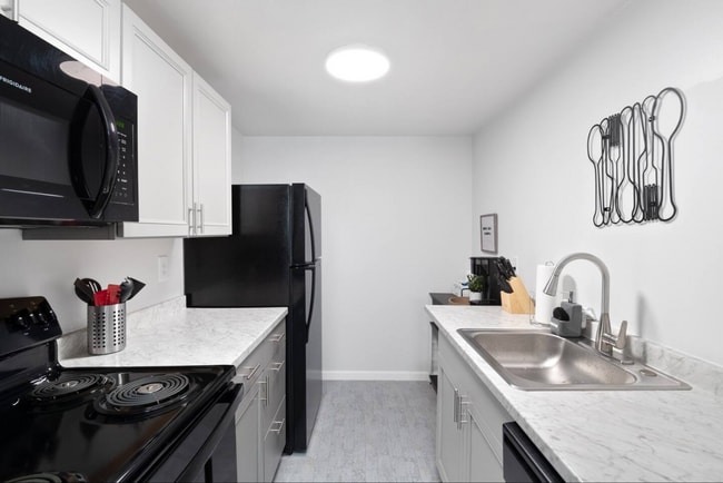 Building Photo - Pershing Properties