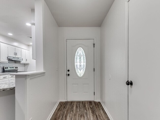 Foto del edificio - $300 0ff your move in for October 1st! All...