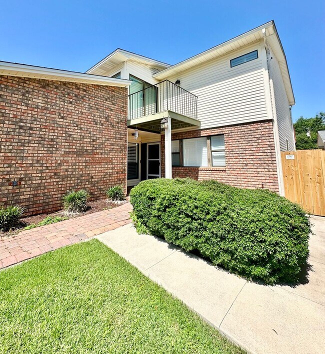 Building Photo - GORGEOUS 3 bedroom/3 bathroom/2 car garage townhome for rent in the desirable DONLABROOK GARDENS!