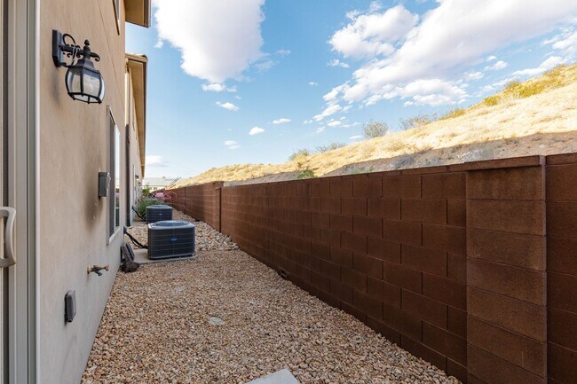 Foto del edificio - 3 bed / 2.5 bath / 2-car with washer/dryer/fridge 2019 built END UNIT!