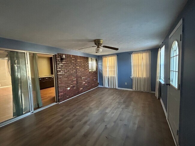 Foto del edificio - 1616 Bogota Way: Move-In Ready! Freshly Pa...