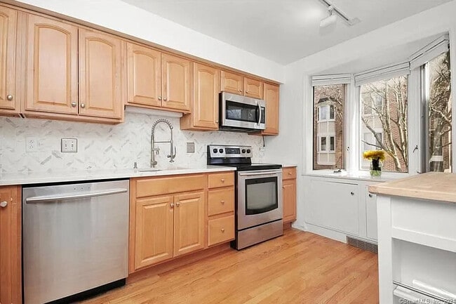 Building Photo - 102 Forest St