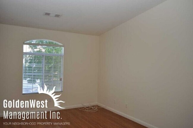 Building Photo - Outstanding 3Bdm 2.5Ba Home In Gated Sprin...