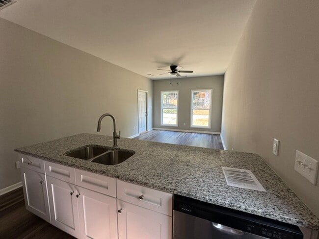 Building Photo - 228 E Render St