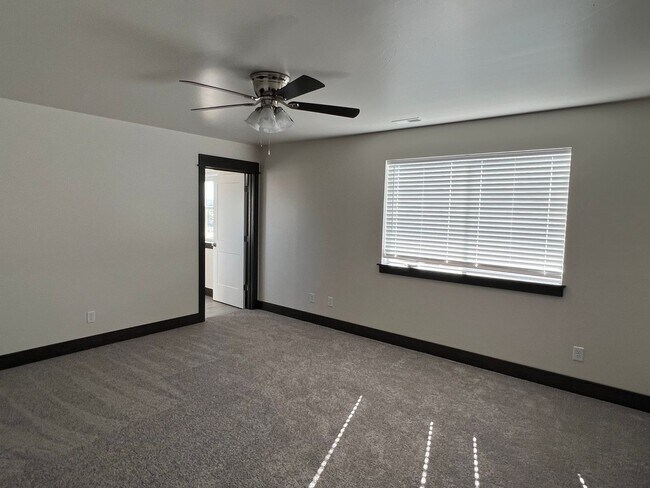 Foto del edificio - Brand New 3 Bed 2.5 Bath with double attached garage in Belgrade
