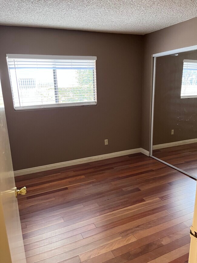 Foto del edificio - 2204 Hillcrest Dr