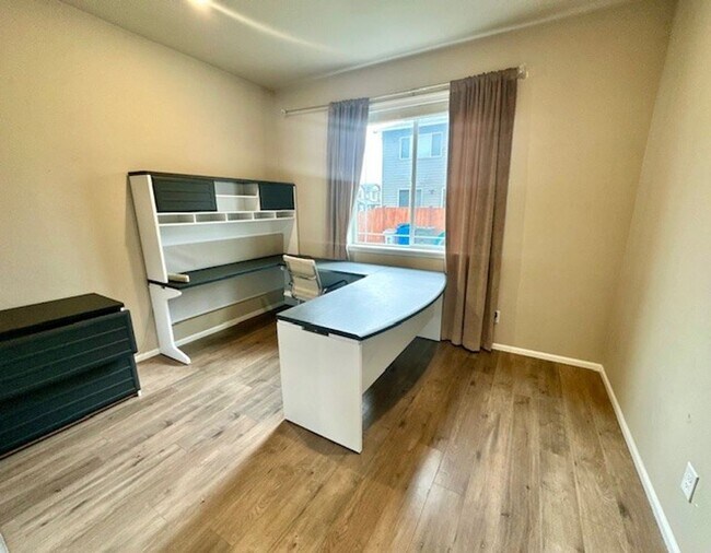 Building Photo - Dream Home: Spacious 4 bedroom + 2 bonus r...
