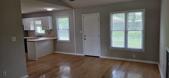 Foto del edificio - Charming Home Right off Winchester Rd