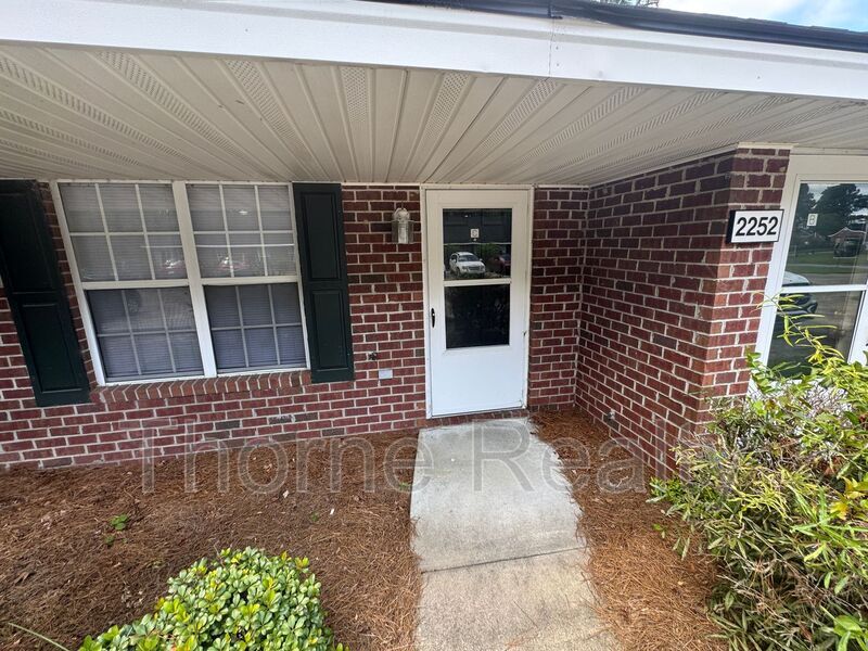 Foto principal - 2252 Sherwood Ave