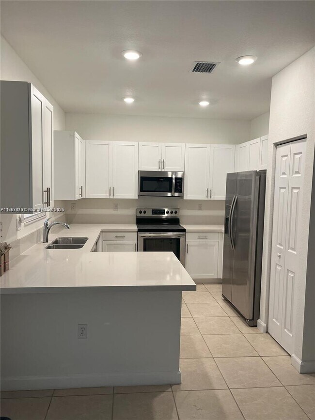 242 SW 159th Ln, Pembroke Pines, FL 33027 - Townhome Rentals