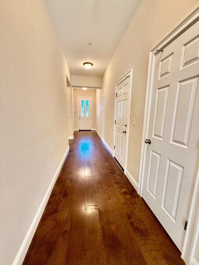 Building Photo - Beautiful home is available NOW