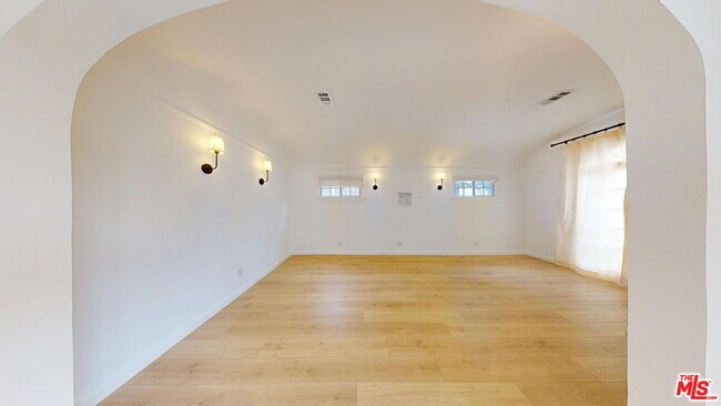 Building Photo - 2032 W 80th St