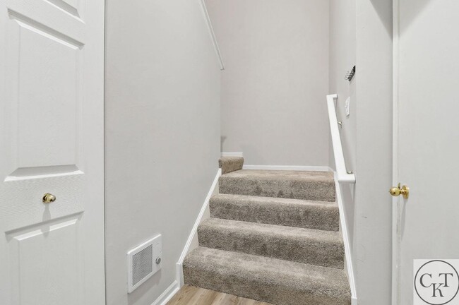 Building Photo - 2139 Vanderbilt Dr