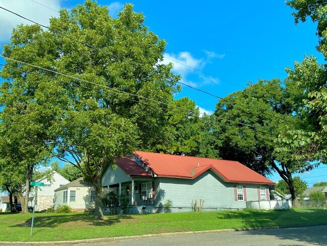 Building Photo - 900 Hoover Ave