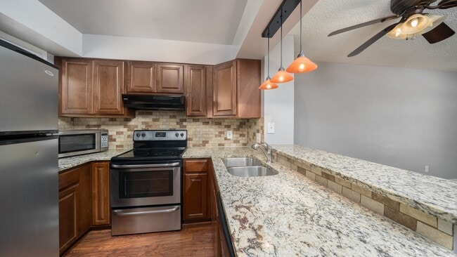 Building Photo - End Unit Townhome in Victoria Village