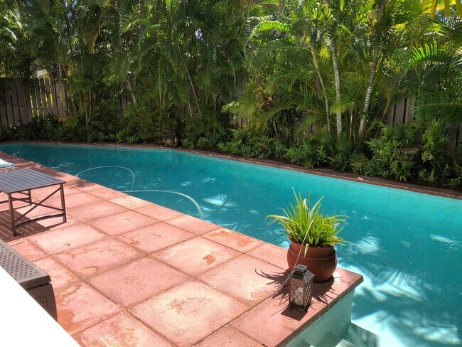 Building Photo - 3/2.5/2 in Kahala, Minimum One-Year Lease