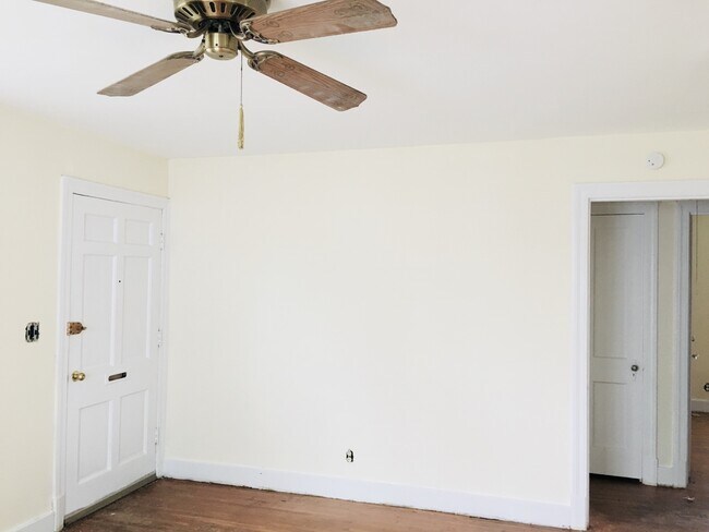 Building Photo - Updated Three Bedroom House in West Louisv...