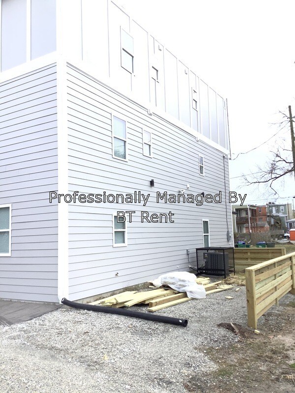 Building Photo - 2212 Carrington St