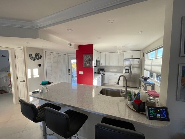 Building Photo - 901 Gardenia Dr