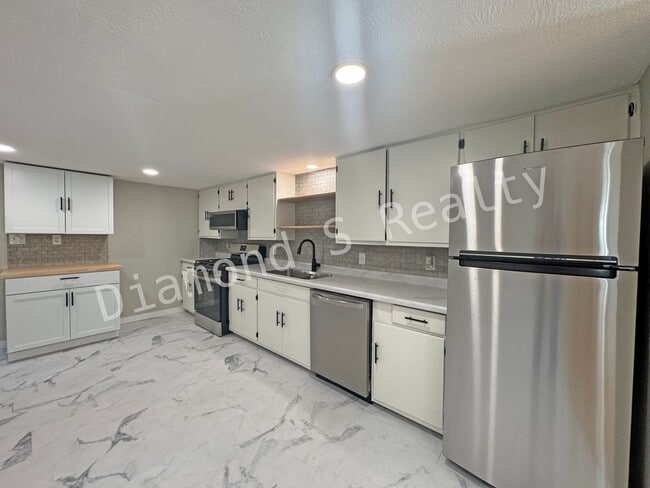 Building Photo - Charming and Clean 2 Bedroom Home Availalbe!