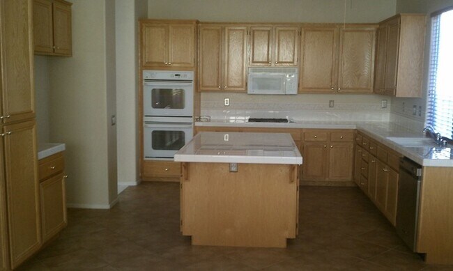 Foto del edificio - Very Clean 2 Bedroom + Office/Den 2 Bathroom 55 + Oasis Home