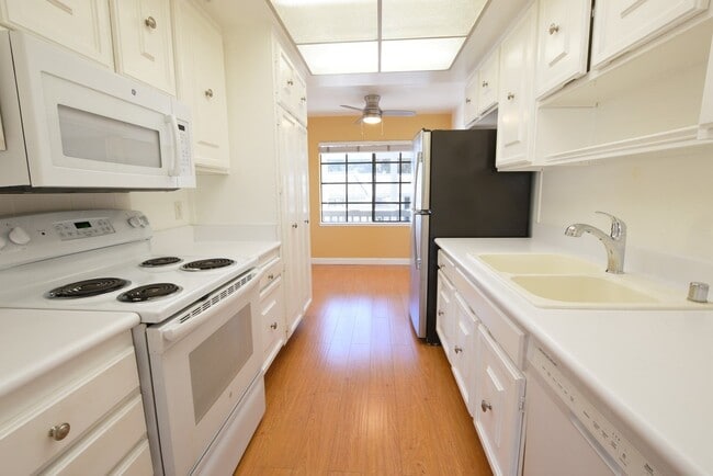 Building Photo - Sharp, Bright and Tranquil 2 Bedroom 2 Bat...