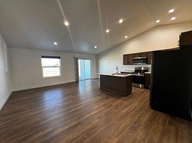 Foto del edificio - 719 S Bellflower Dr