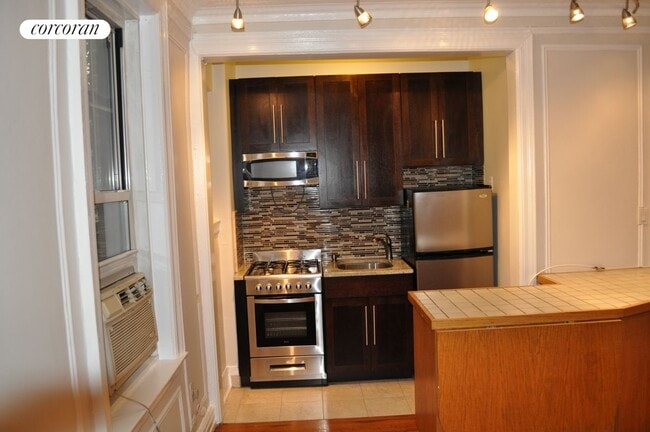 Building Photo - 59 Pineapple St