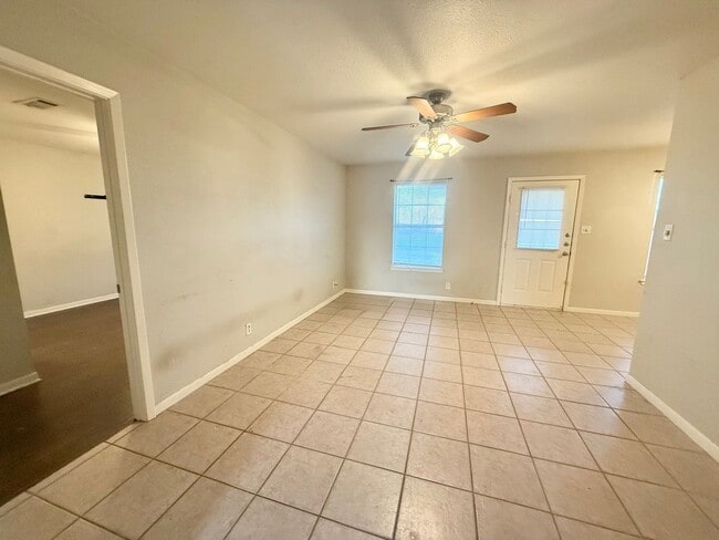 Building Photo - Spacious 2-bed/2-bath!