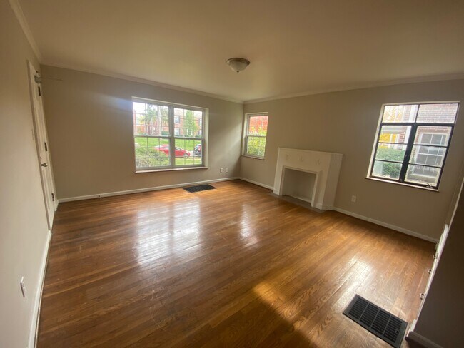Building Photo - 825 Kenwick Rd