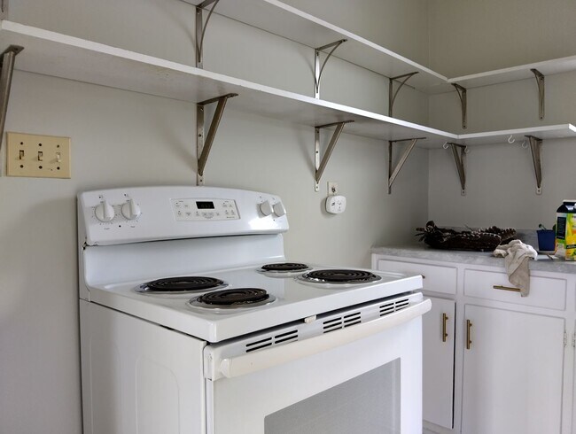 Foto del edificio - Adorable farmhouse ready for new long term tenants!  Available Now