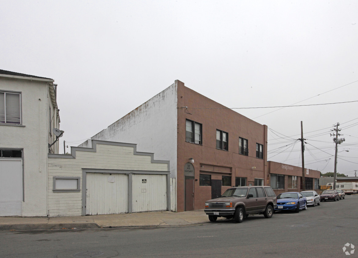 Building Photo - 13-15 E Lake St