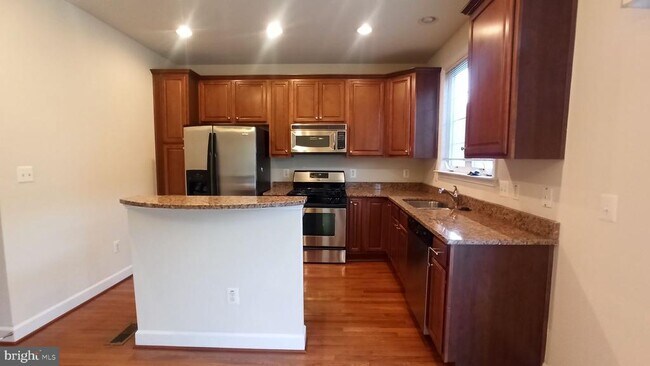 Building Photo - 561 Odendhal Ave