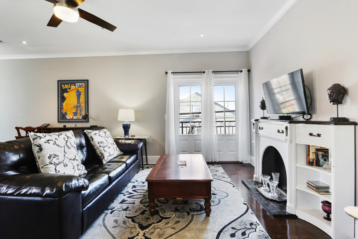 Living Room - 907 N Galvez St