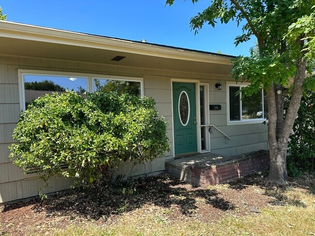 Building Photo - Charming 2 bedroom 1 bath house!
