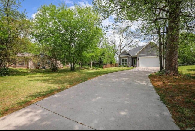 Building Photo - New Rental 3/2 in The Heart of Benton
