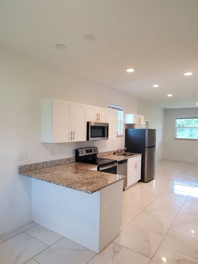 Building Photo - Great Location in Lehigh Acres, 3/2/1 in G...