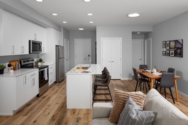 Building Photo - 3 Bedroom / 2 Bathroom - E1