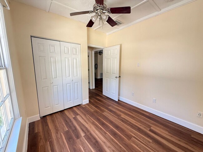 Building Photo - 3/2 Cottage Available! No deposit if quali...