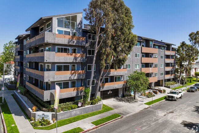 Foto del edificio - 110 South Sweetzer Ave