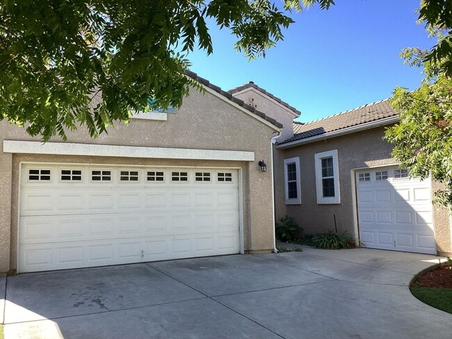 Building Photo - 5686 E Lorena Ave