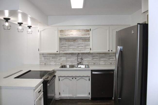 Building Photo - Luxury Condo Living with Panoramic Golf Course Views