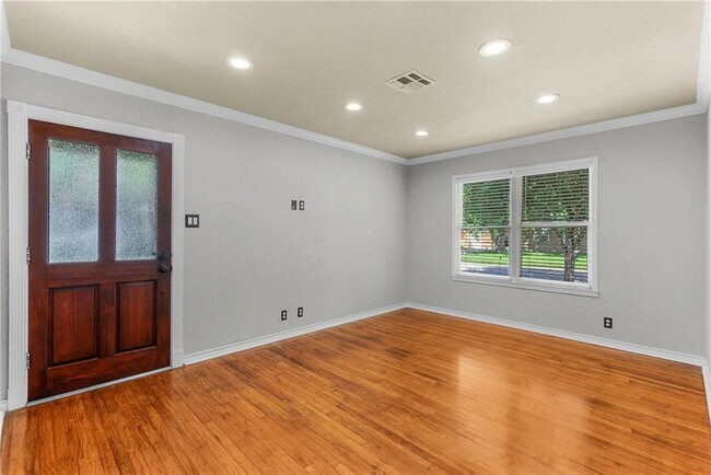 Building Photo - 622 Collingswood Dr