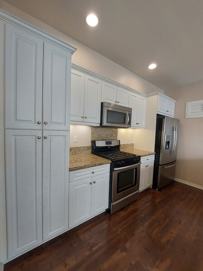 Foto del edificio - Beautiful townhouse in Ontario-CALL FOR OUR MOVE-IN SPEACIAL